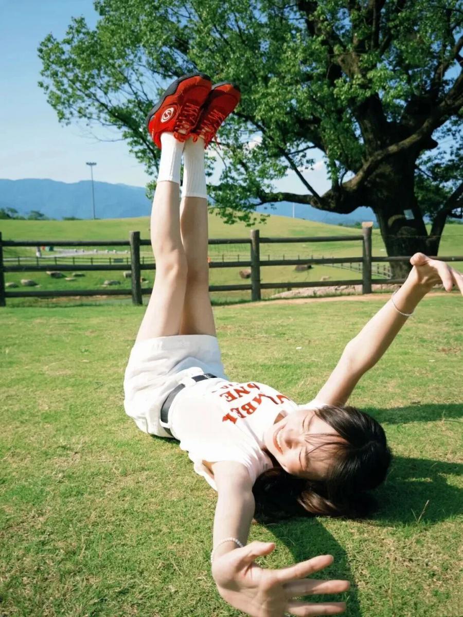 别再傻傻站草坪了！9个姿势教你拍出春日甜妹感-第5张图片-风享汇