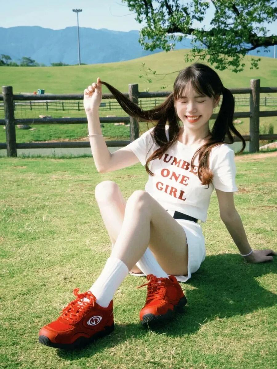 别再傻傻站草坪了！9个姿势教你拍出春日甜妹感-第6张图片-风享汇