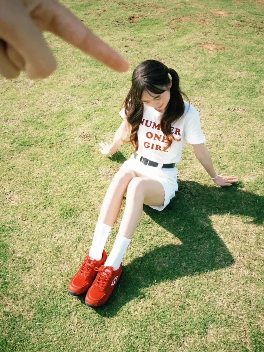 别再傻傻站草坪了！9个姿势教你拍出春日甜妹感-第7张图片-风享汇