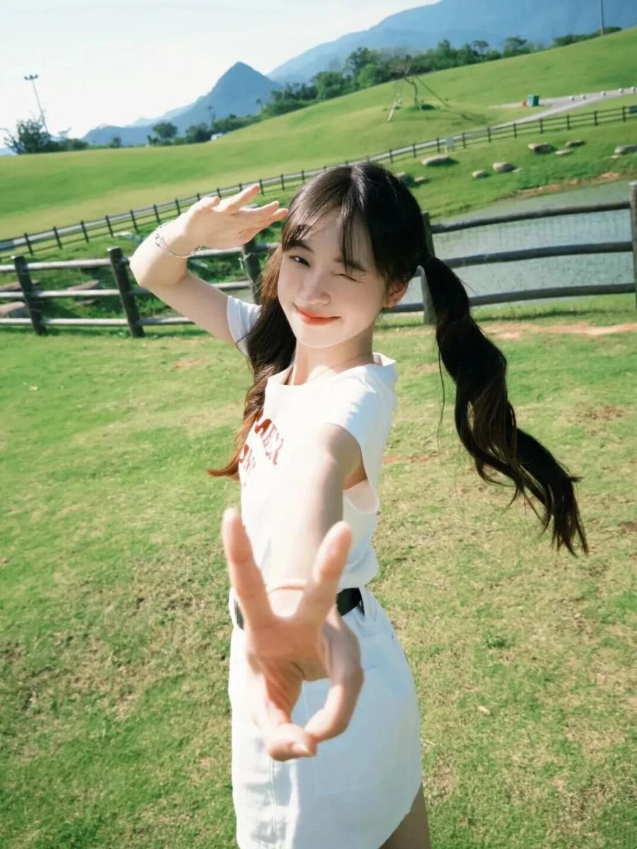 别再傻傻站草坪了！9个姿势教你拍出春日甜妹感-第9张图片-风享汇