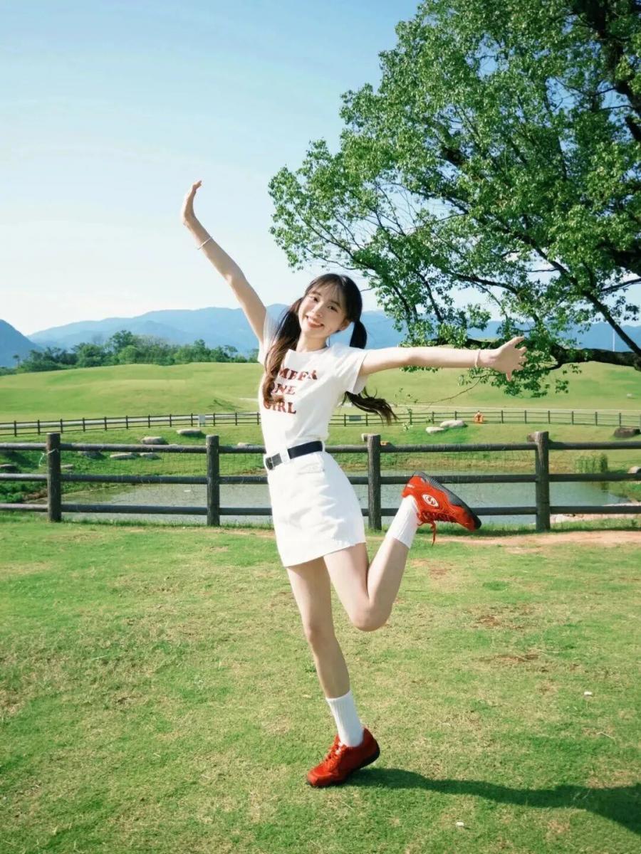 别再傻傻站草坪了！9个姿势教你拍出春日甜妹感-第8张图片-风享汇