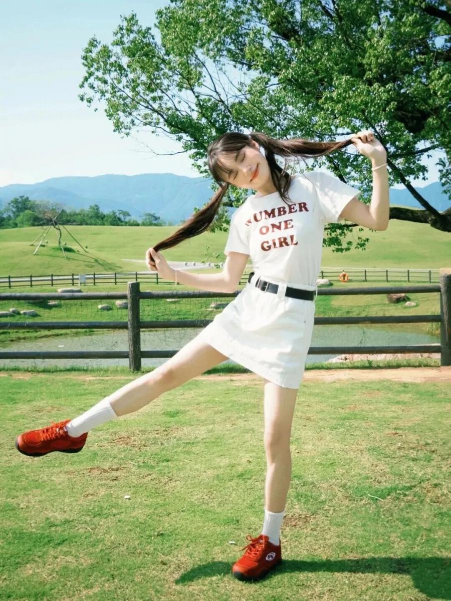 别再傻傻站草坪了！9个姿势教你拍出春日甜妹感-第10张图片-风享汇