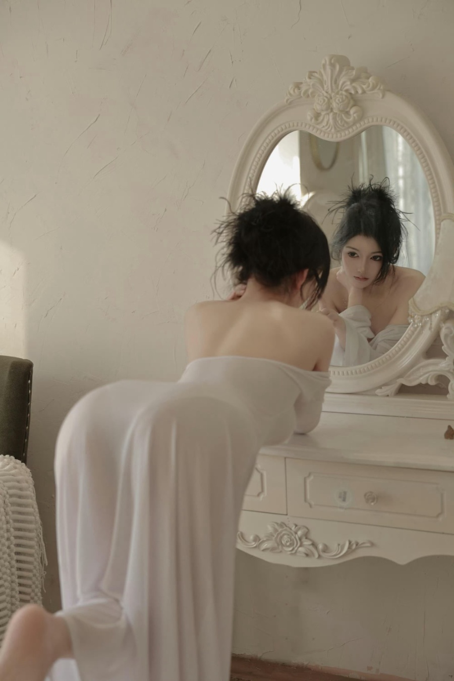 私房之韵：白裙勾勒的柔美与魅惑-第4张图片-风享汇