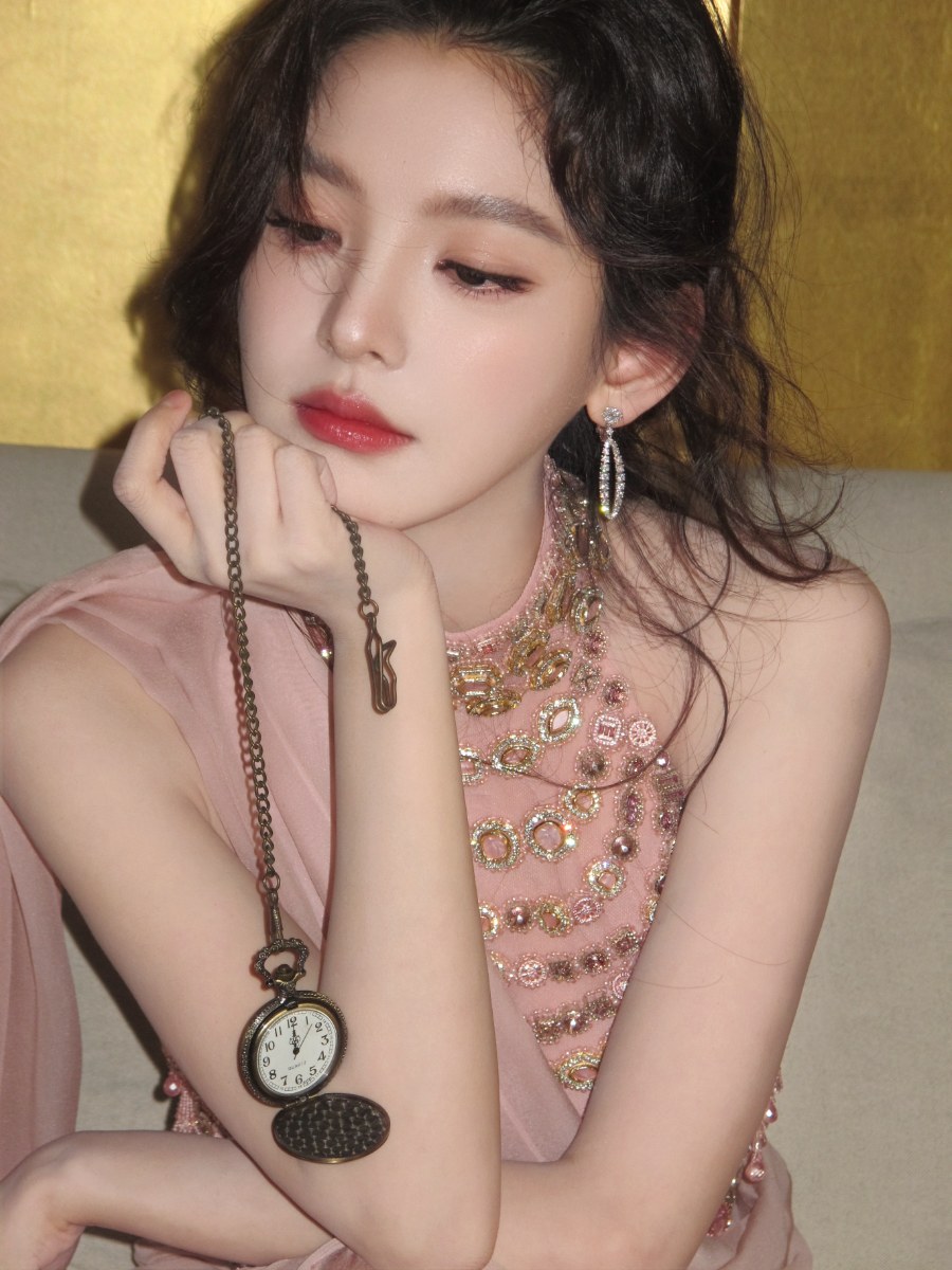 章若楠粉嫩穿搭，像个公主-第2张图片-风享汇