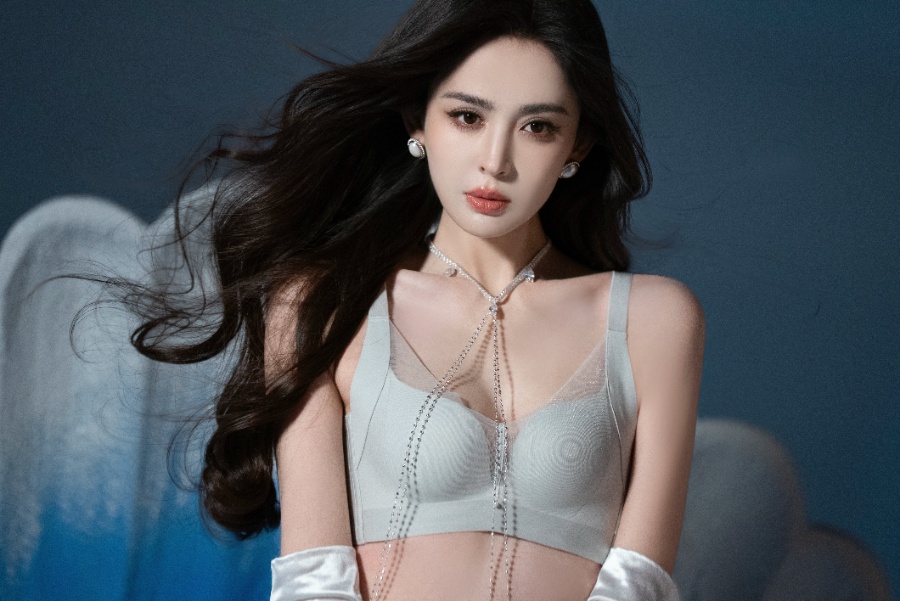 古力娜扎内衣拍摄写真集，蕾丝内衣配温柔卷发性感美丽-第4张图片-风享汇