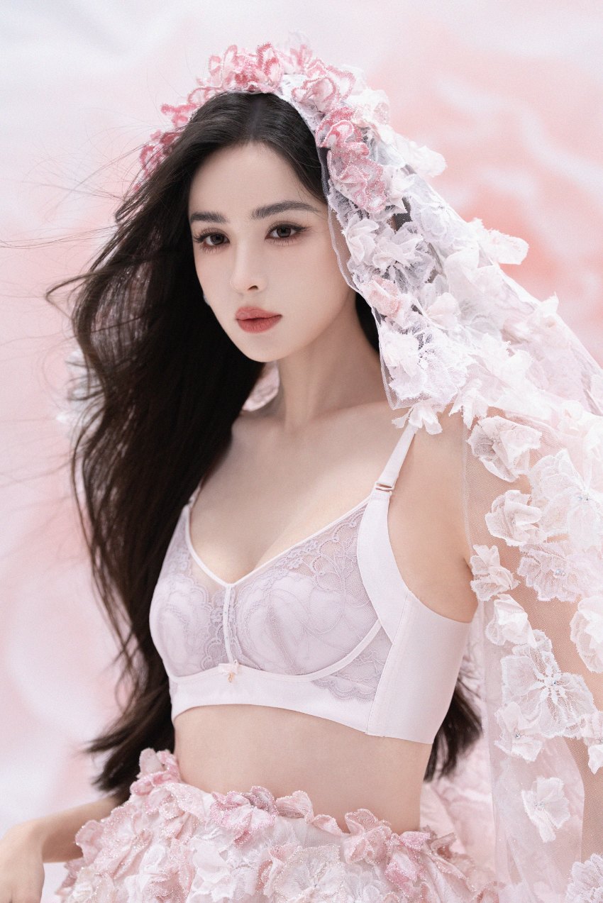 古力娜扎内衣拍摄写真集，蕾丝内衣配温柔卷发性感美丽-第7张图片-风享汇