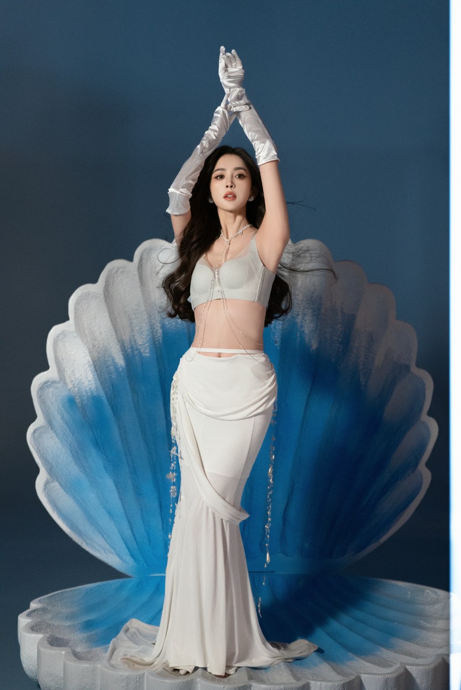 古力娜扎内衣拍摄写真集，蕾丝内衣配温柔卷发性感美丽-第5张图片-风享汇