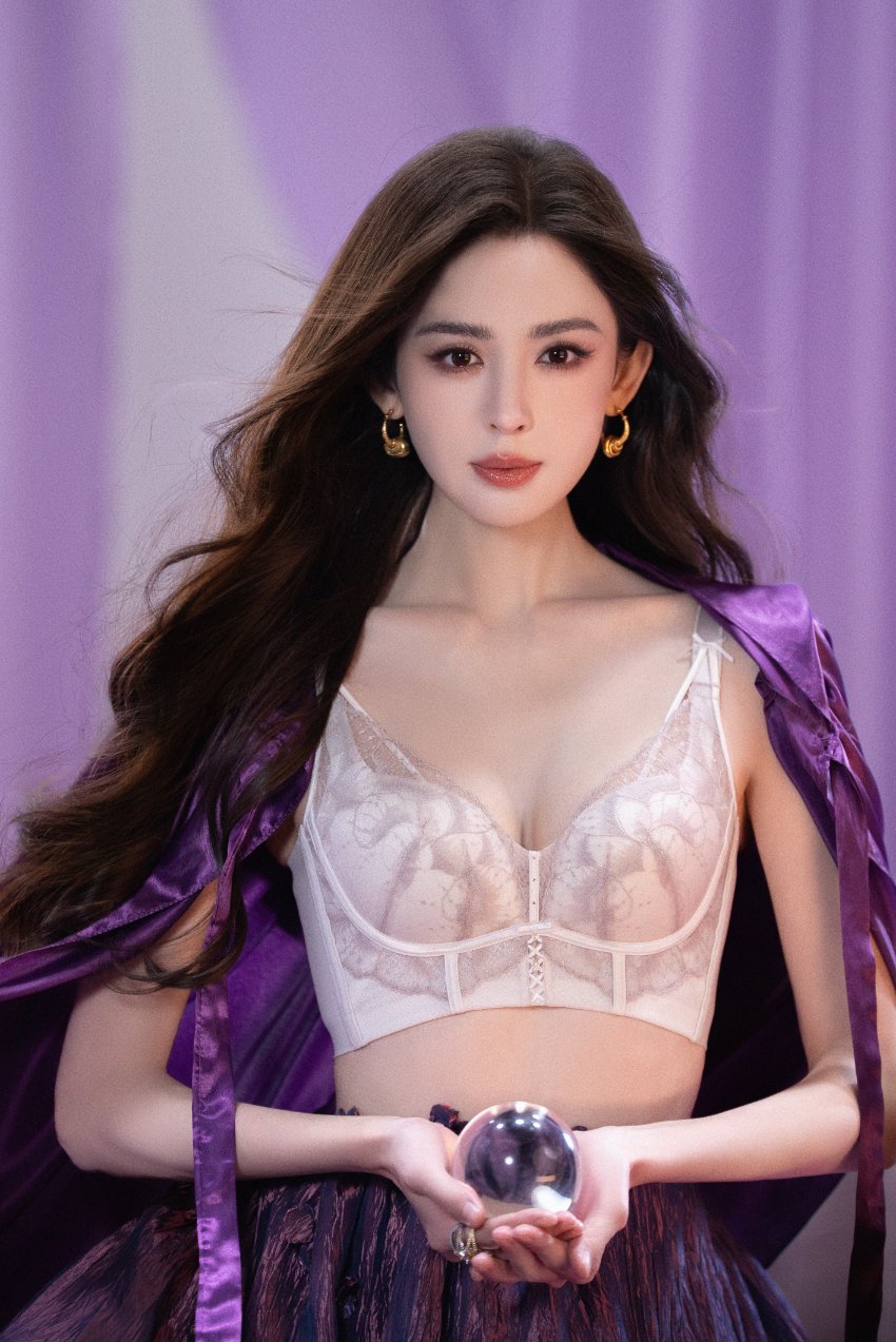 古力娜扎内衣拍摄写真集，蕾丝内衣配温柔卷发性感美丽-第1张图片-风享汇