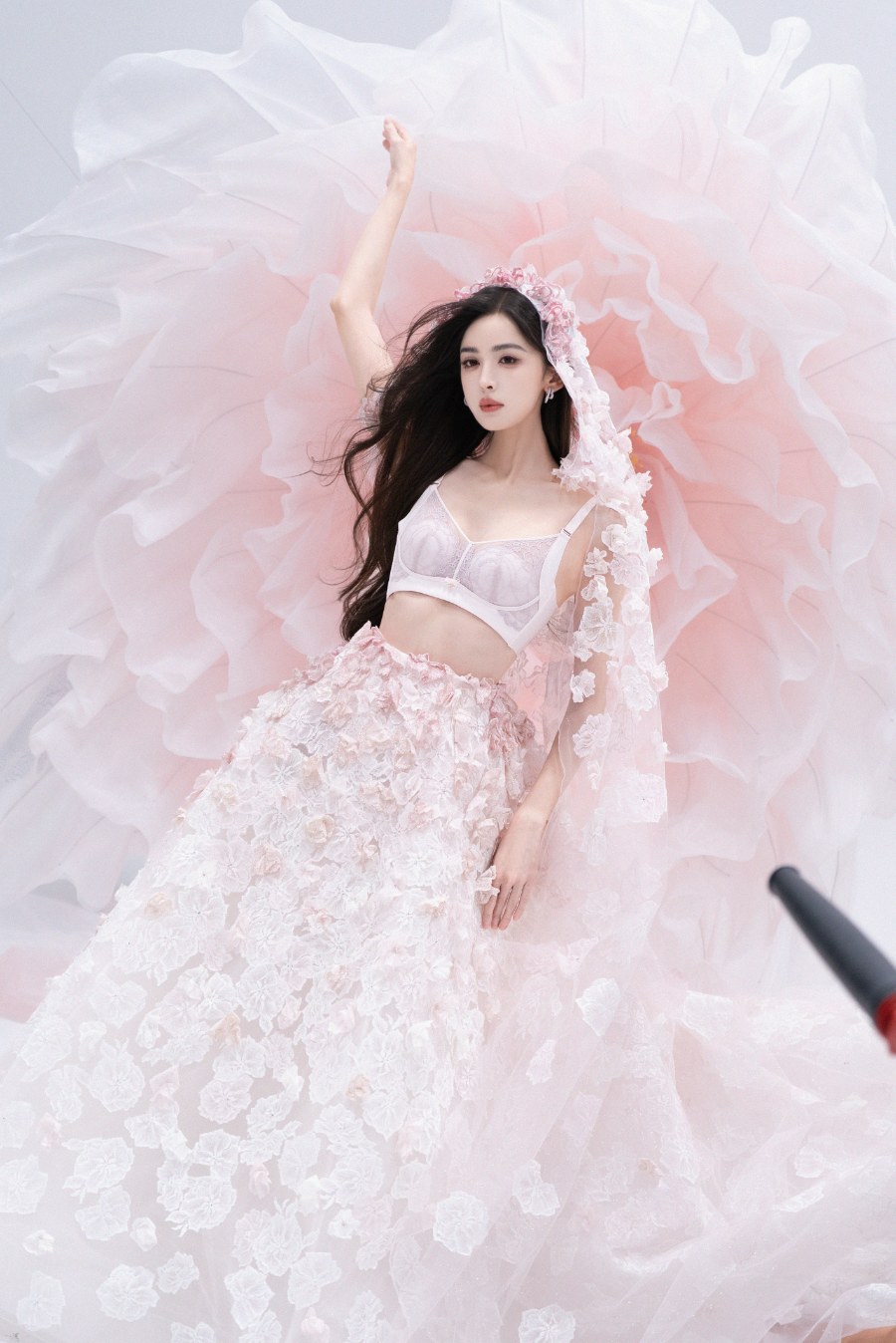 古力娜扎内衣拍摄写真集，蕾丝内衣配温柔卷发性感美丽-第14张图片-风享汇