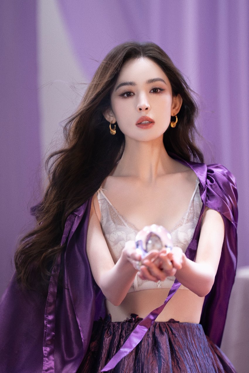 古力娜扎内衣拍摄写真集，蕾丝内衣配温柔卷发性感美丽-第12张图片-风享汇