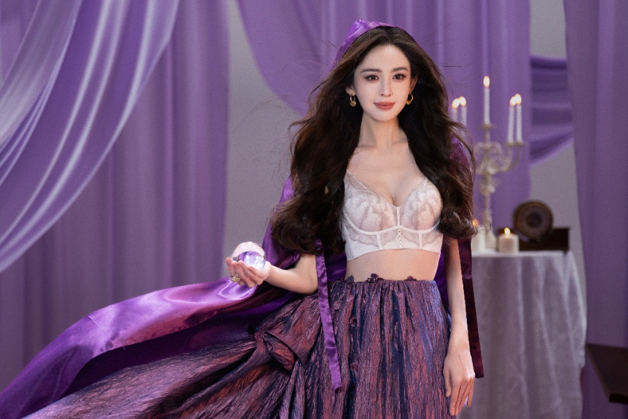 古力娜扎内衣拍摄写真集，蕾丝内衣配温柔卷发性感美丽-第11张图片-风享汇