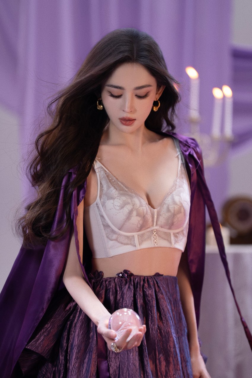 古力娜扎内衣拍摄写真集，蕾丝内衣配温柔卷发性感美丽-第10张图片-风享汇