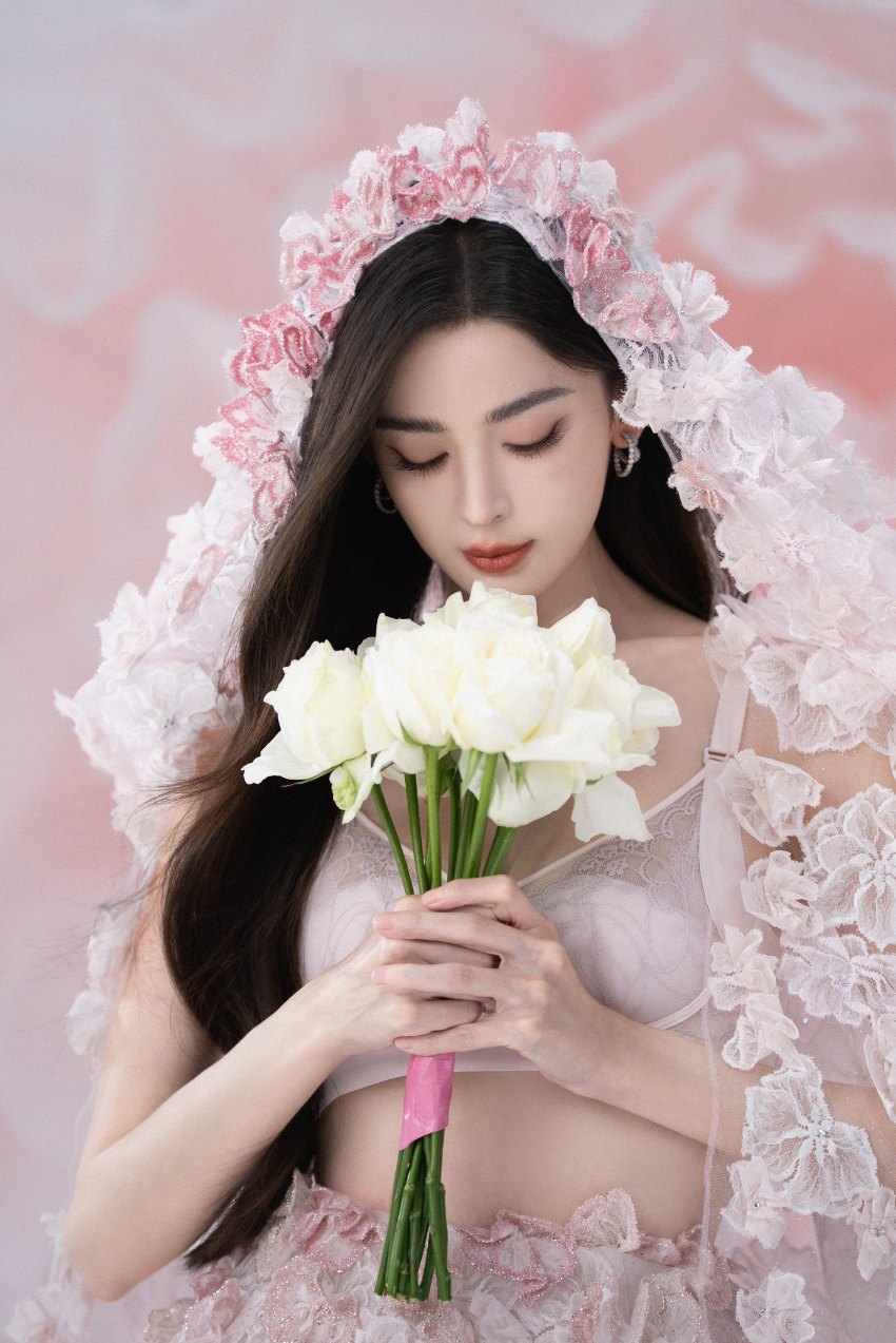 古力娜扎内衣拍摄写真集，蕾丝内衣配温柔卷发性感美丽-第16张图片-风享汇