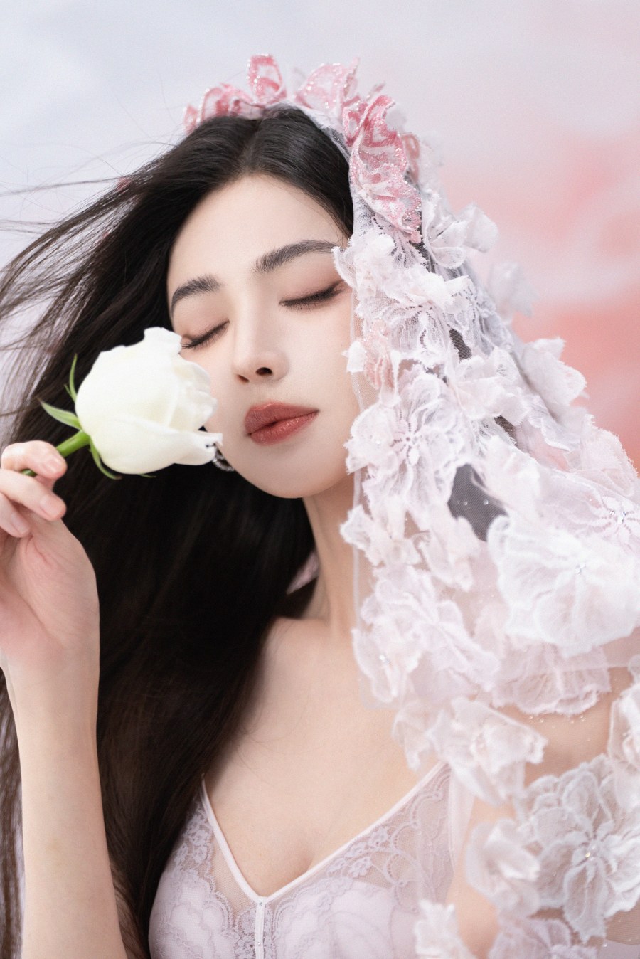 古力娜扎内衣拍摄写真集，蕾丝内衣配温柔卷发性感美丽-第18张图片-风享汇