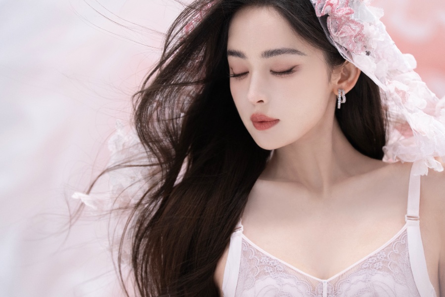 古力娜扎内衣拍摄写真集，蕾丝内衣配温柔卷发性感美丽-第17张图片-风享汇