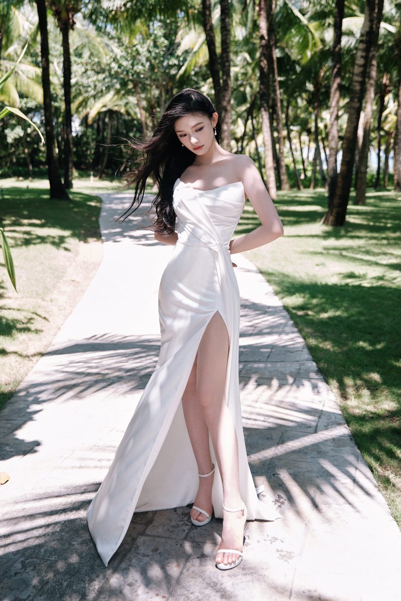 林允白色抹胸裙绝美写真，肌肤如雪，性感迷人 -第1张图片-风享汇