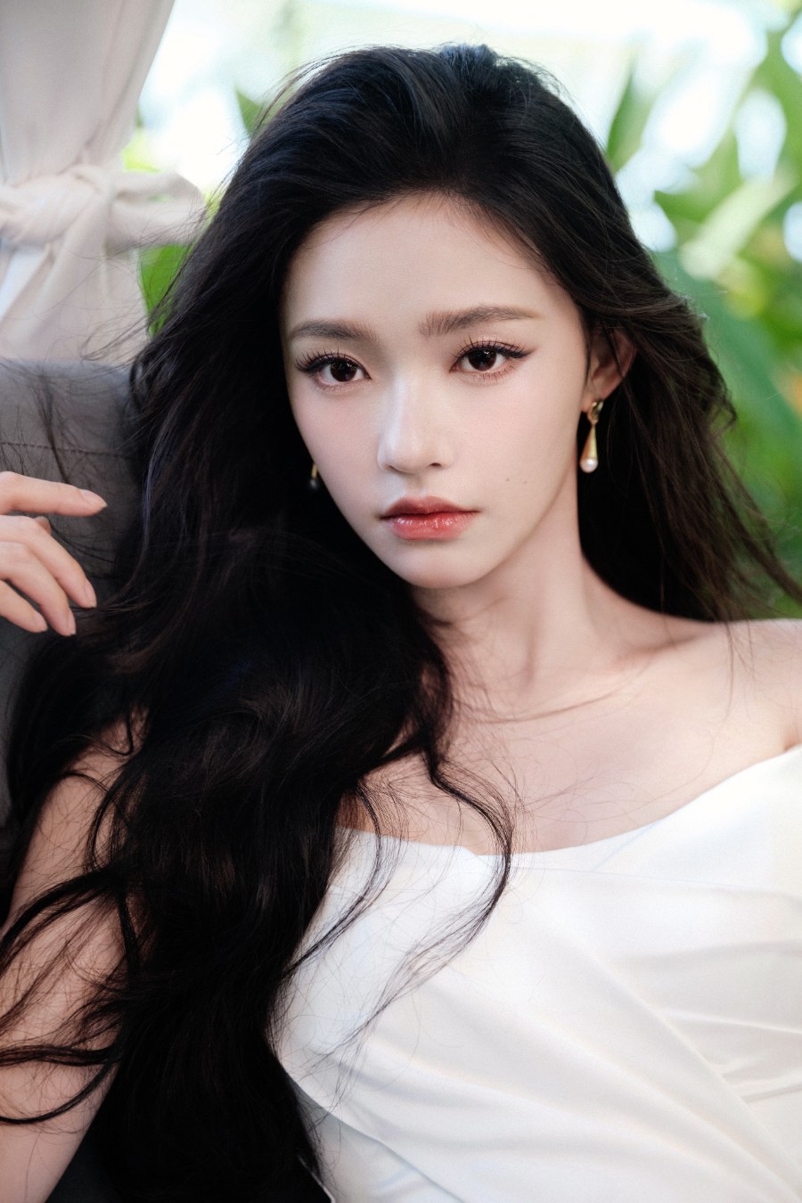 林允白色抹胸裙绝美写真，肌肤如雪，性感迷人 -第12张图片-风享汇