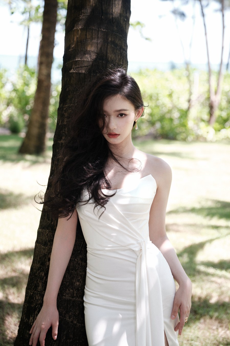 林允白色抹胸裙绝美写真，肌肤如雪，性感迷人 -第8张图片-风享汇