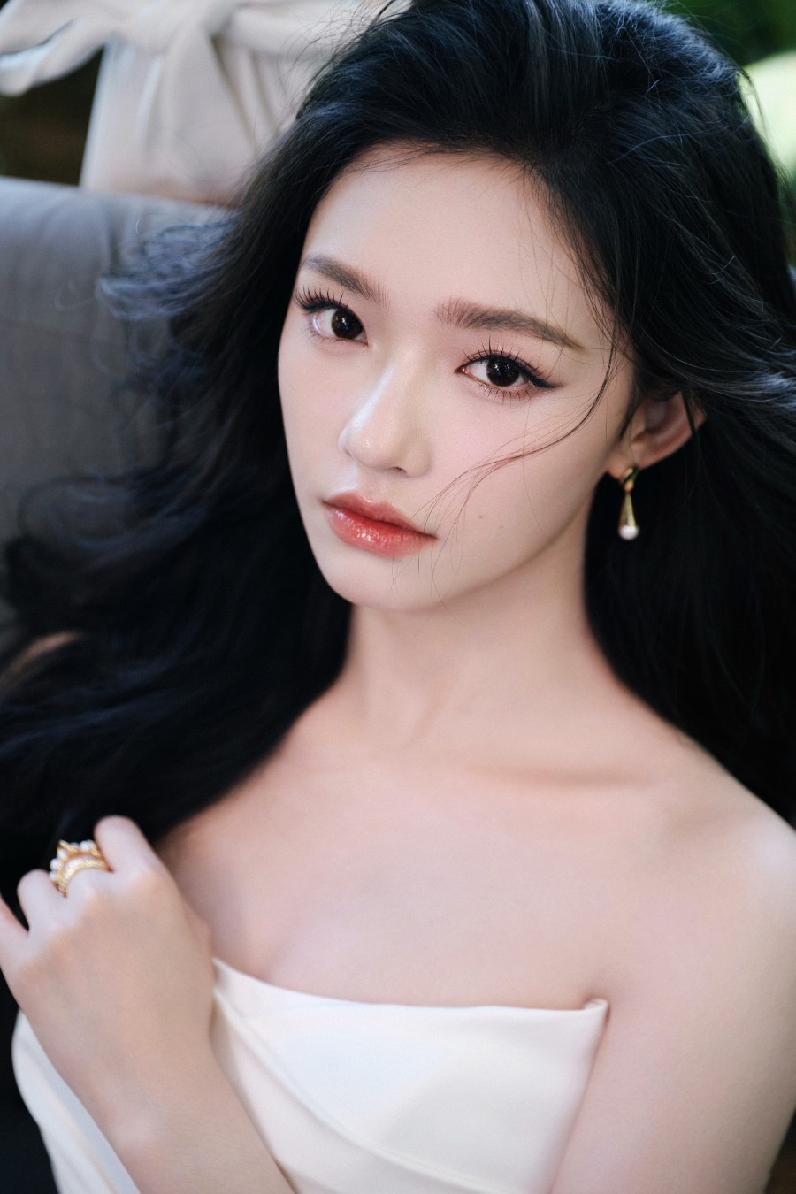 林允白色抹胸裙绝美写真，肌肤如雪，性感迷人 -第5张图片-风享汇