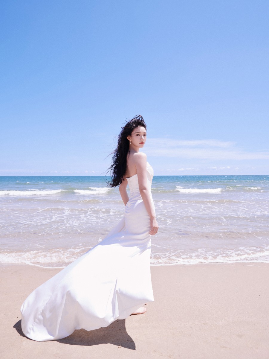 林允白色抹胸裙绝美写真，肌肤如雪，性感迷人 -第11张图片-风享汇