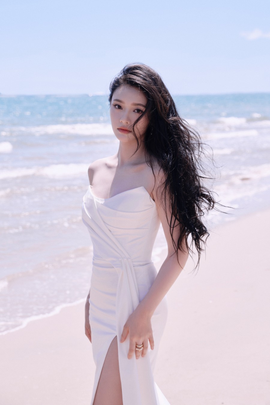 林允白色抹胸裙绝美写真，肌肤如雪，性感迷人 -第7张图片-风享汇