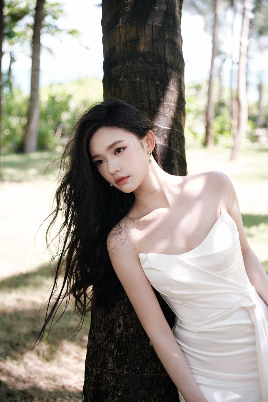 林允白色抹胸裙绝美写真，肌肤如雪，性感迷人 -第9张图片-风享汇