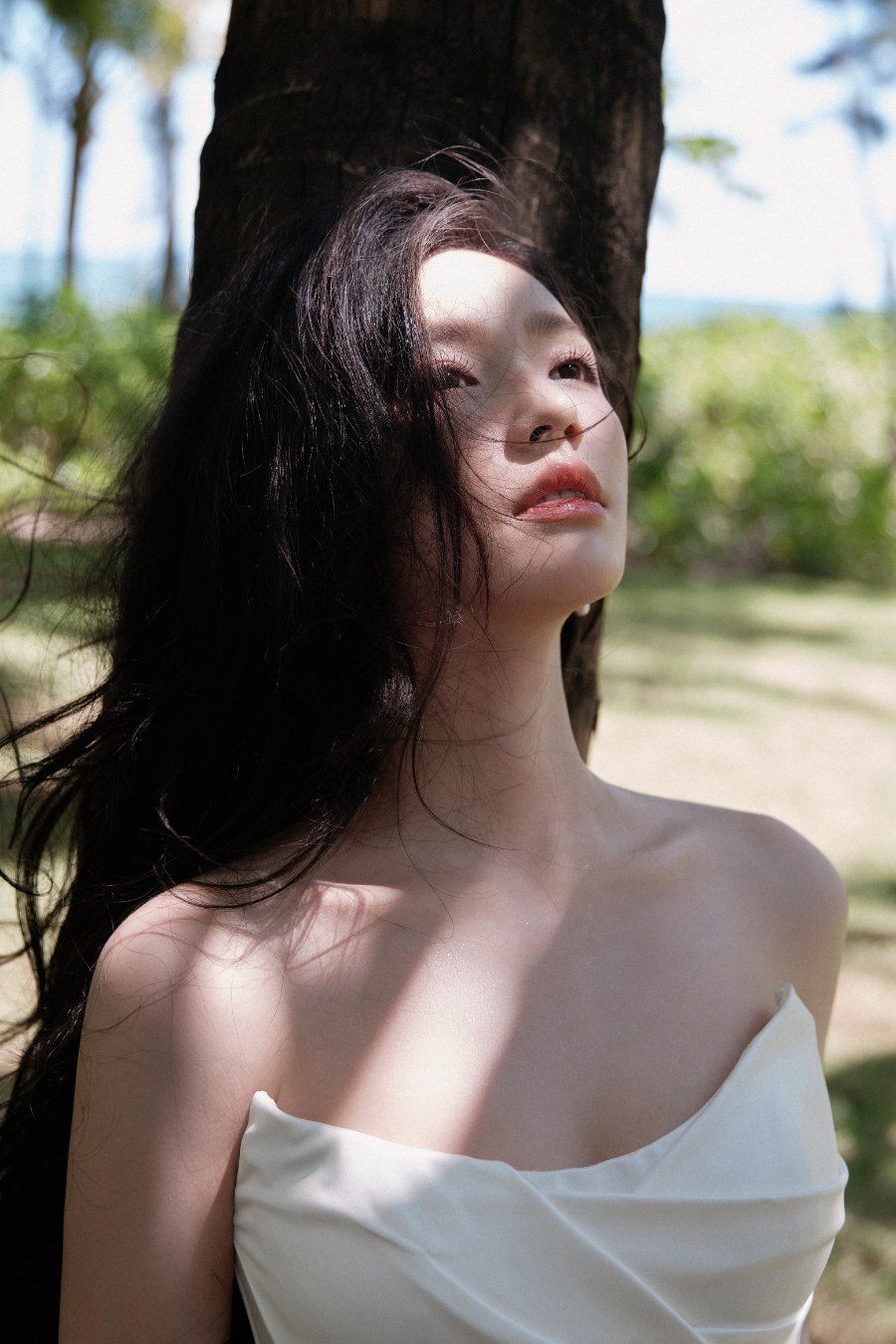 林允白色抹胸裙绝美写真，肌肤如雪，性感迷人 -第13张图片-风享汇