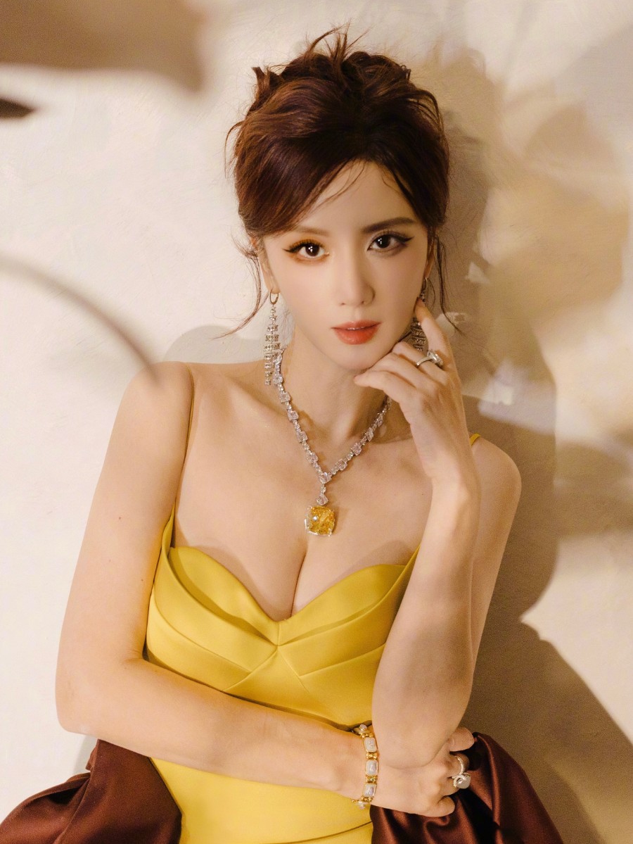 张萌红毯造型合辑，你最钟意哪一套？-第10张图片-风享汇