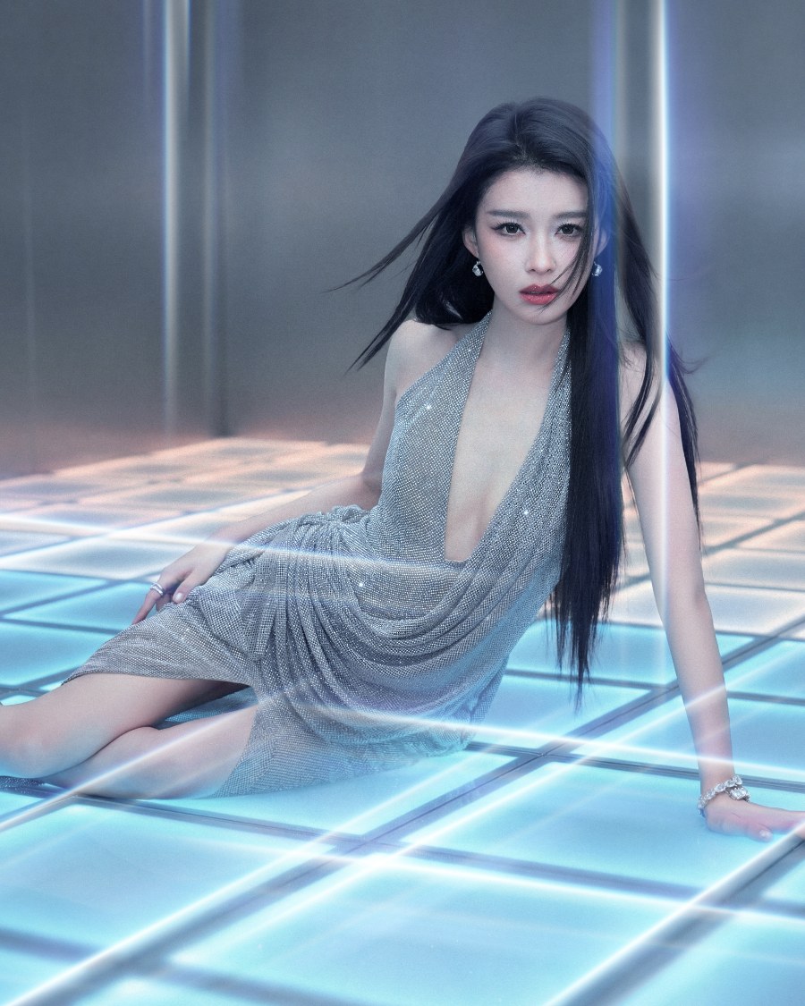 孙怡深V开叉裙性感写真，美腿玉足-第4张图片-风享汇