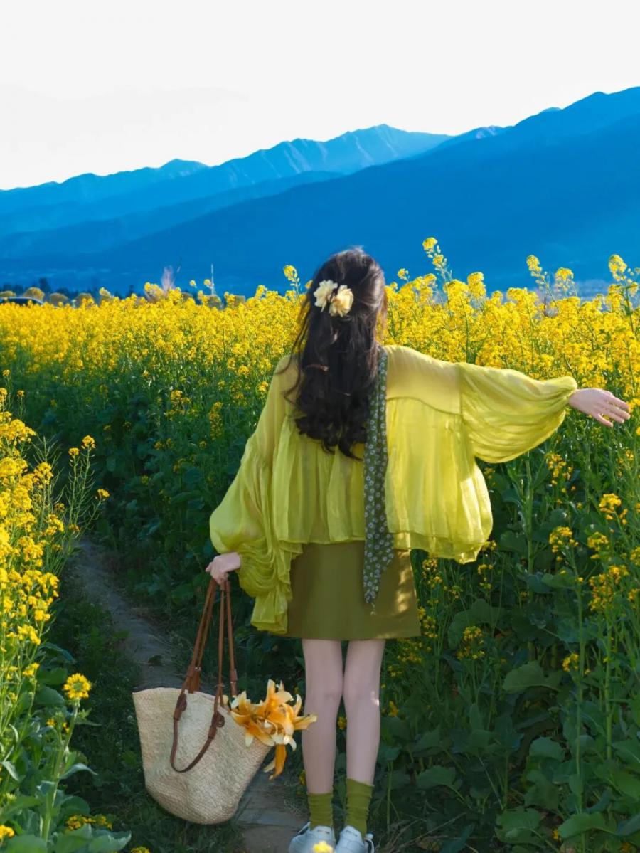 油菜花田拍照不求人|普通人一键出圈姿势大全-第2张图片-风享汇 油菜花田拍照不求人|普通人一键出圈姿势大全-第2张图片-风享汇