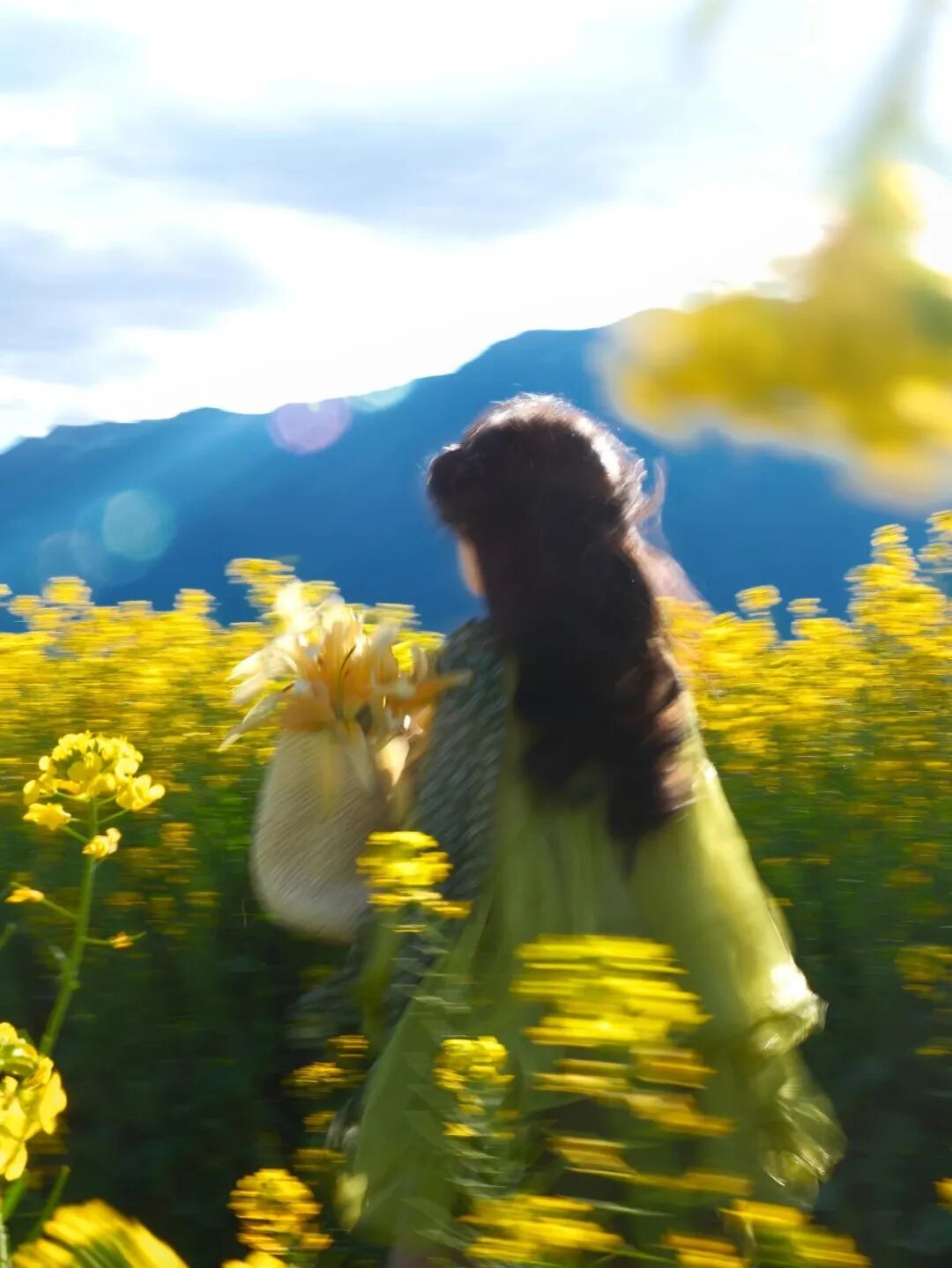 油菜花田拍照不求人|普通人一键出圈姿势大全-第7张图片-风享汇 油菜花田拍照不求人|普通人一键出圈姿势大全-第7张图片-风享汇