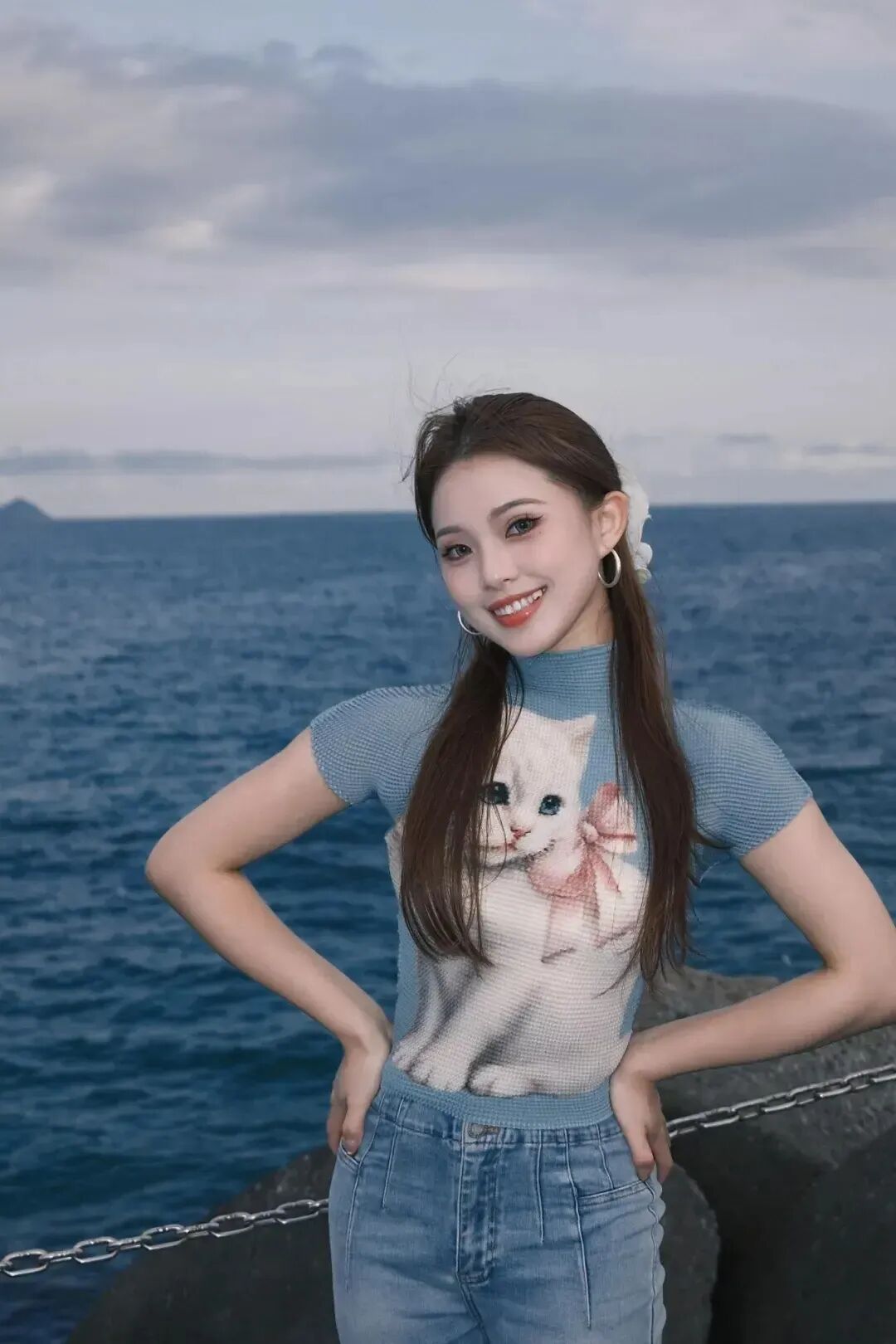 海边拍照别尬站！超实用的懒人姿势显瘦又自然-第4张图片-风享汇