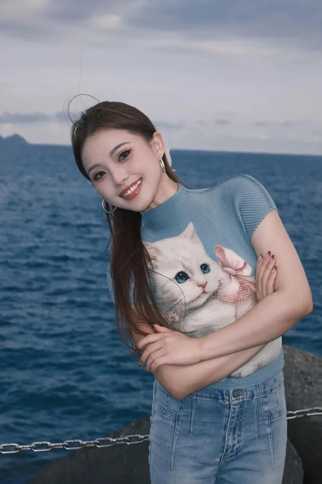 海边拍照别尬站！超实用的懒人姿势显瘦又自然-第3张图片-风享汇