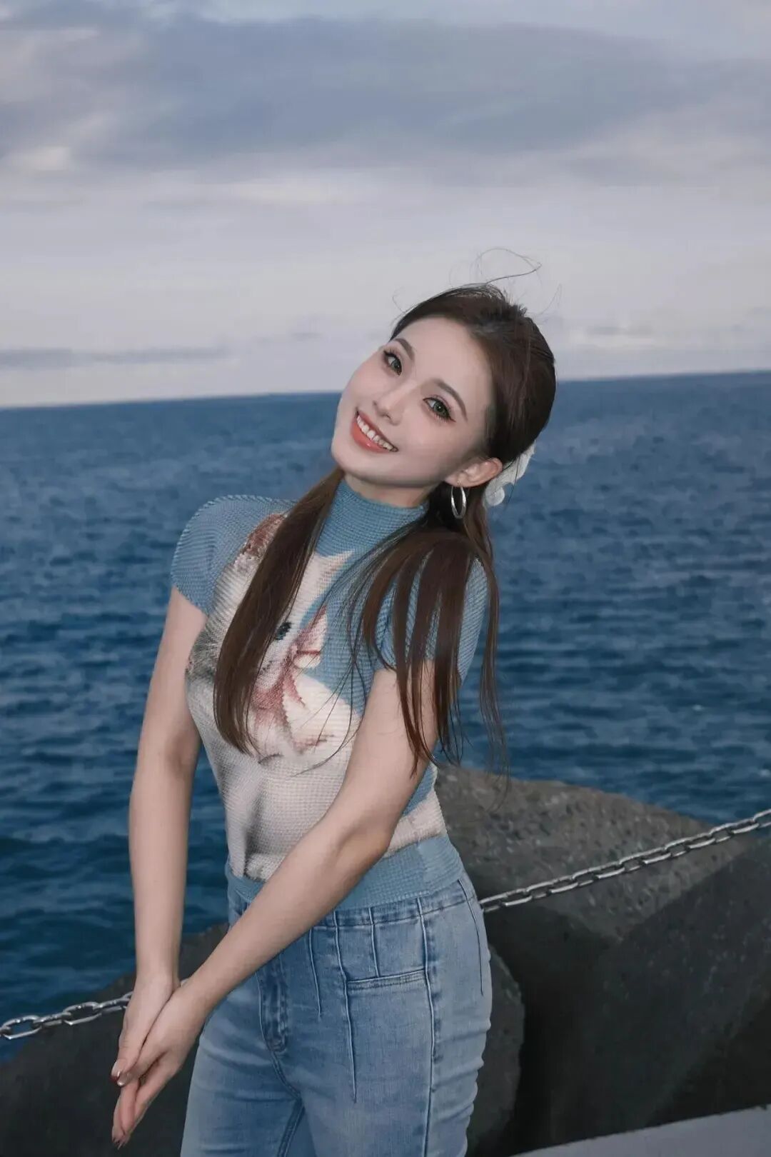 海边拍照别尬站！超实用的懒人姿势显瘦又自然-第2张图片-风享汇