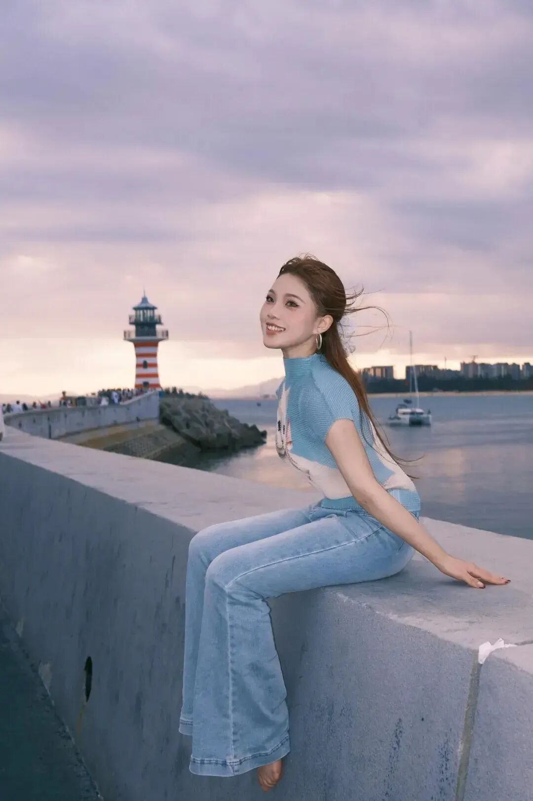 海边拍照别尬站！超实用的懒人姿势显瘦又自然-第8张图片-风享汇