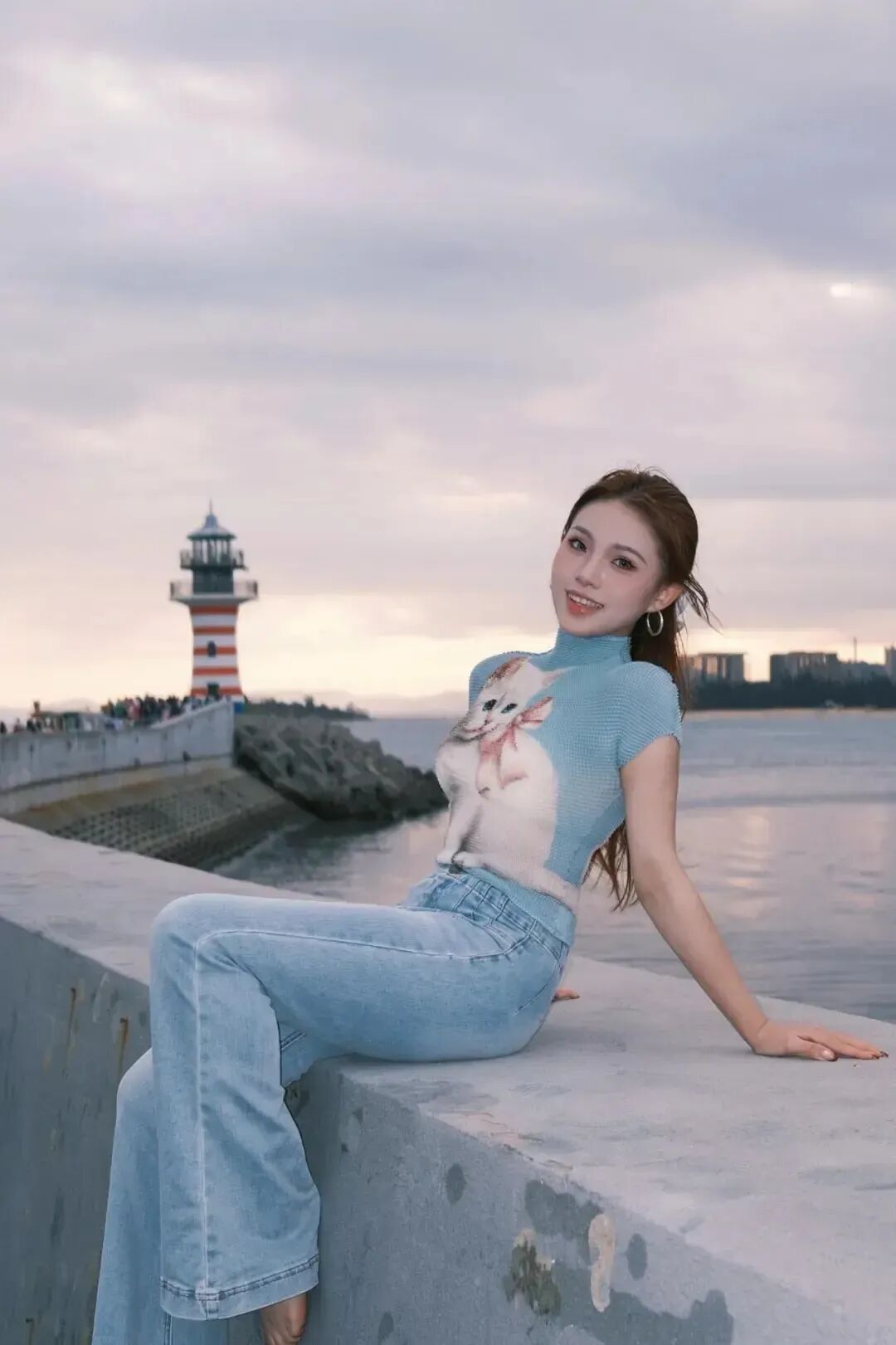 海边拍照别尬站！超实用的懒人姿势显瘦又自然-第9张图片-风享汇