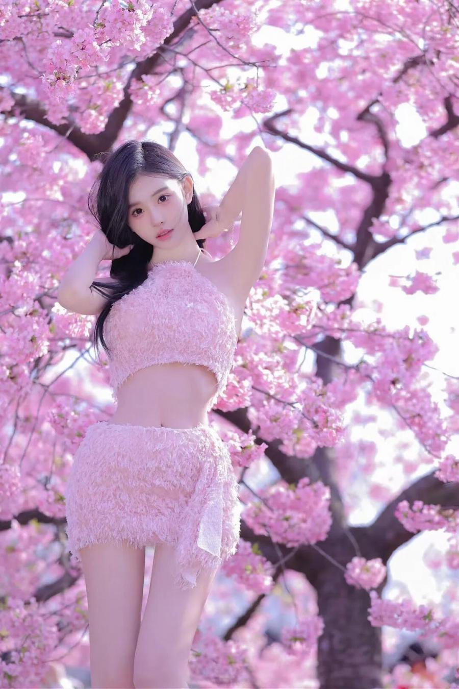 樱花季拍照!甜妹必学的9个神仙姿势,温柔感拉满-第2张图片-风享汇 樱花季拍照!甜妹必学的9个神仙姿势,温柔感拉满-第2张图片-风享汇