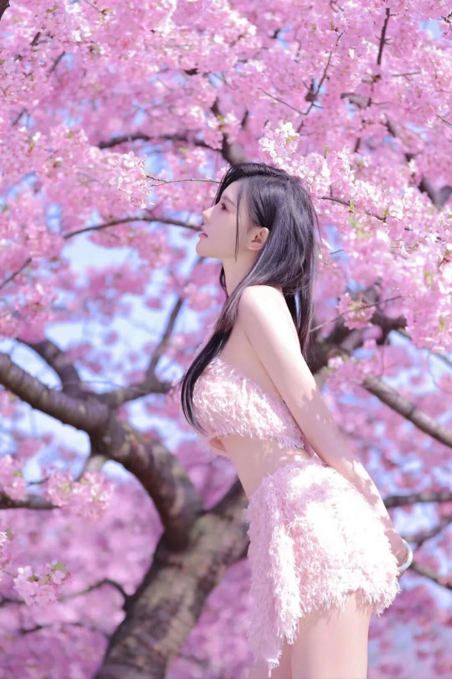 樱花季拍照!甜妹必学的9个神仙姿势,温柔感拉满-第4张图片-风享汇 樱花季拍照!甜妹必学的9个神仙姿势,温柔感拉满-第4张图片-风享汇