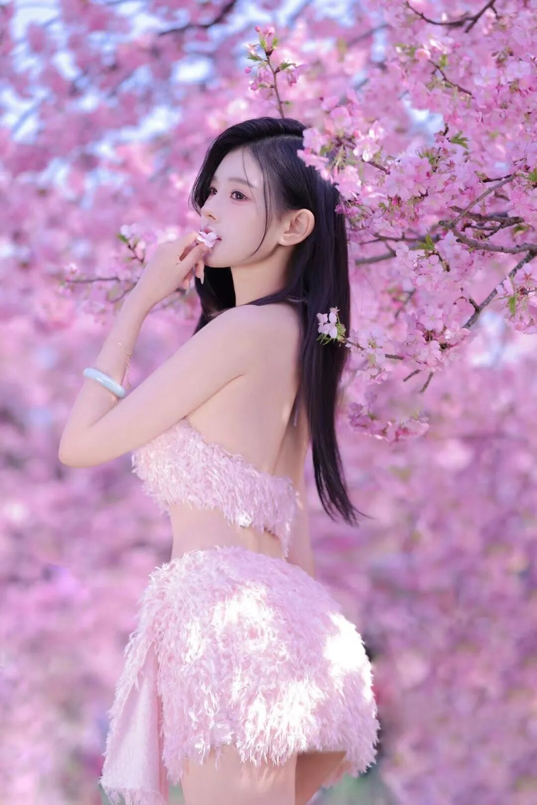 樱花季拍照!甜妹必学的9个神仙姿势,温柔感拉满-第6张图片-风享汇 樱花季拍照!甜妹必学的9个神仙姿势,温柔感拉满-第6张图片-风享汇