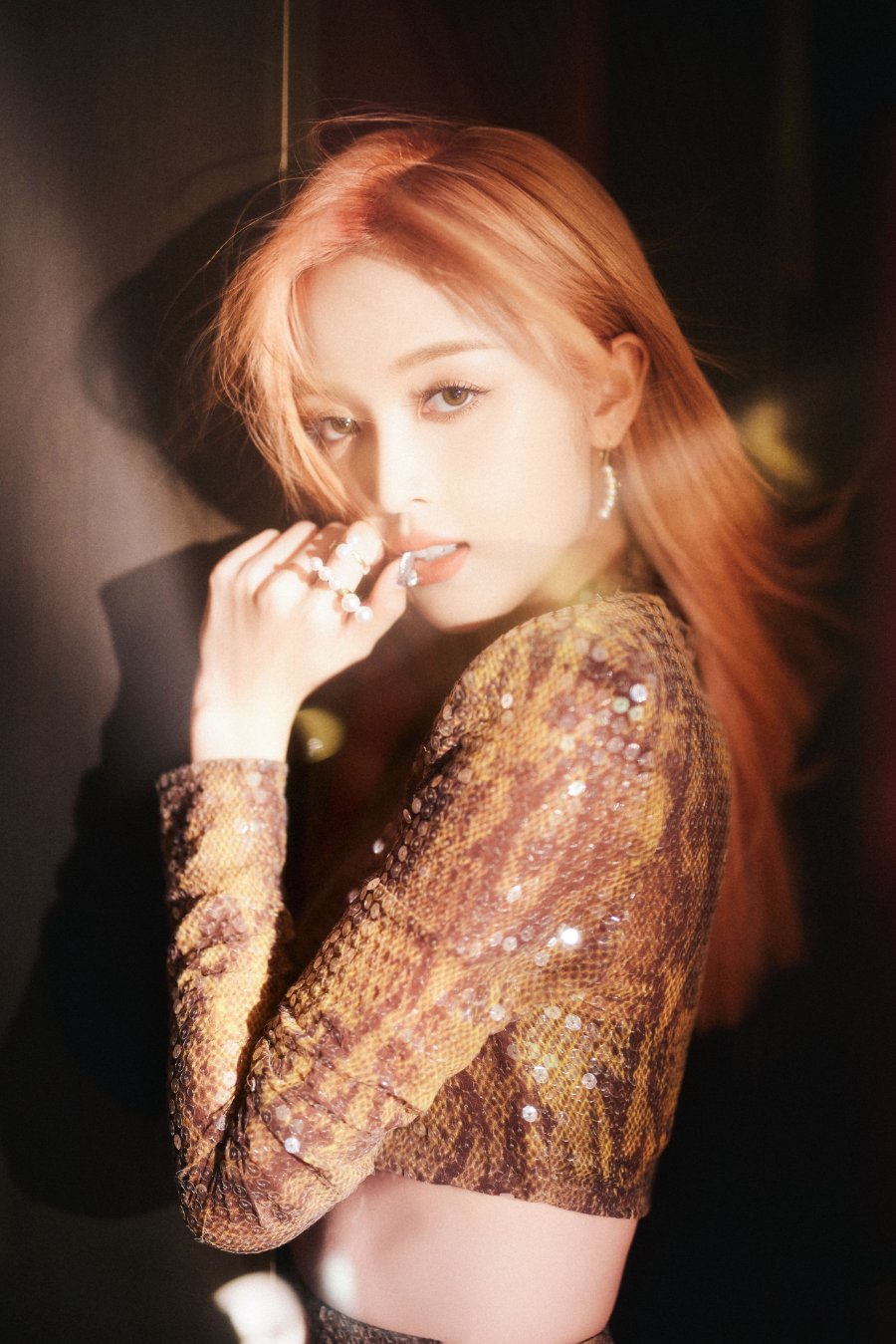 吴宣仪金色魅力释放，亮片露脐套装裙，勾勒完美腰身-第1张图片-风享汇