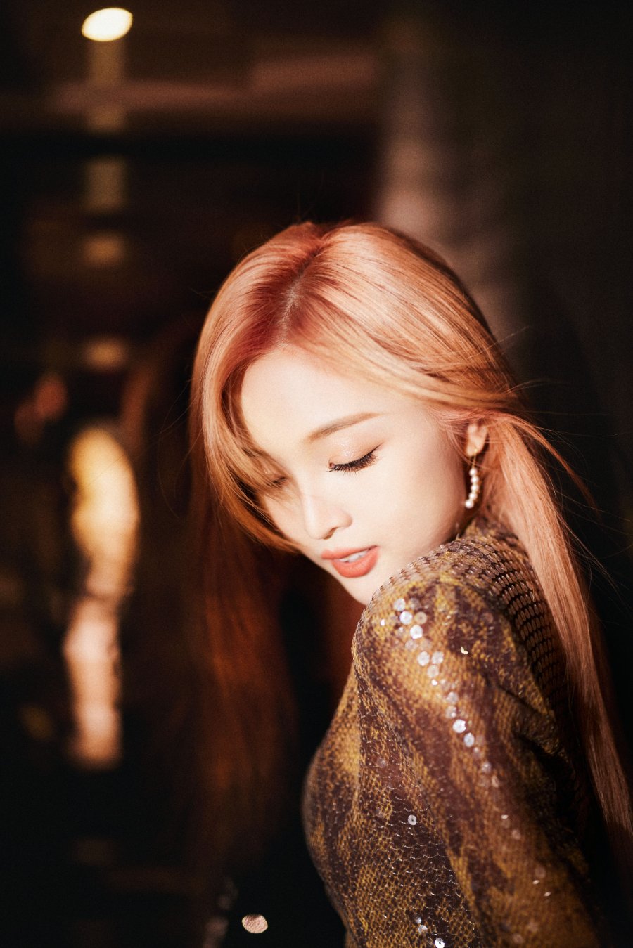 吴宣仪金色魅力释放，亮片露脐套装裙，勾勒完美腰身-第2张图片-风享汇