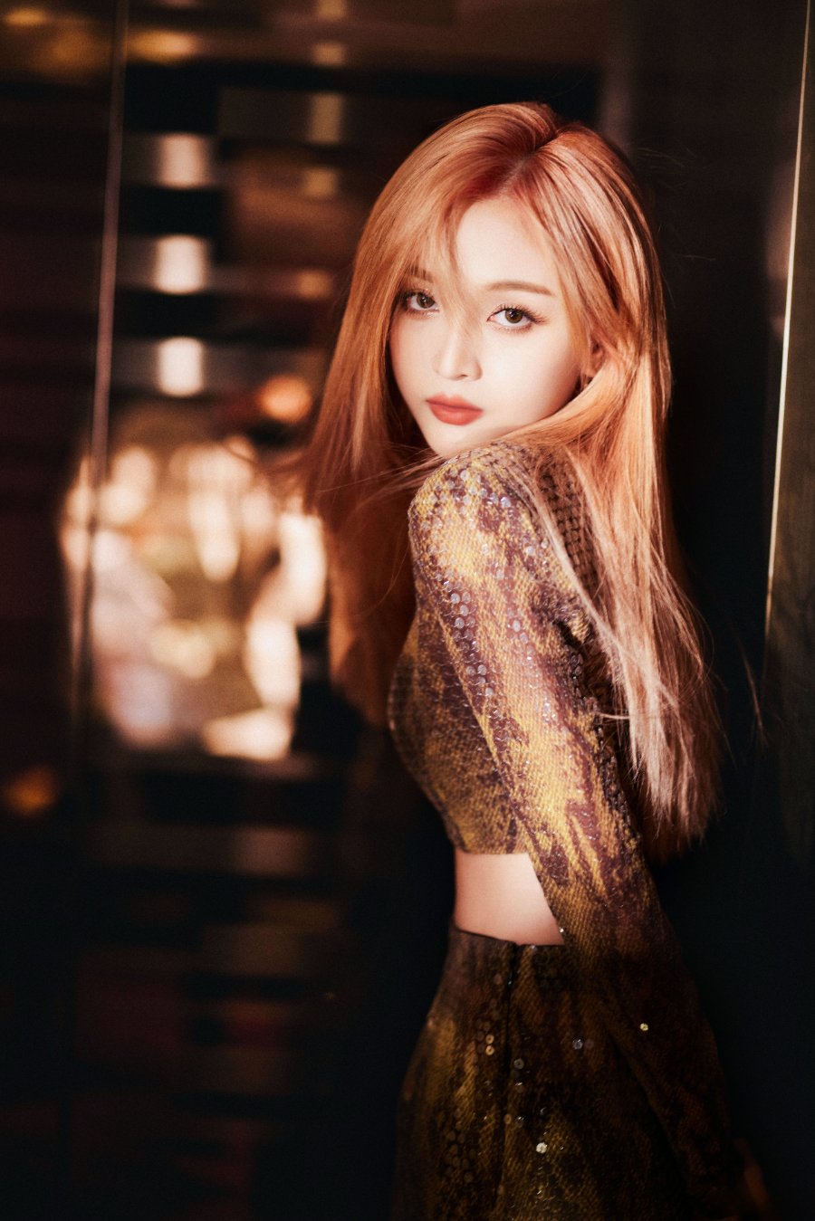 吴宣仪金色魅力释放，亮片露脐套装裙，勾勒完美腰身-第4张图片-风享汇