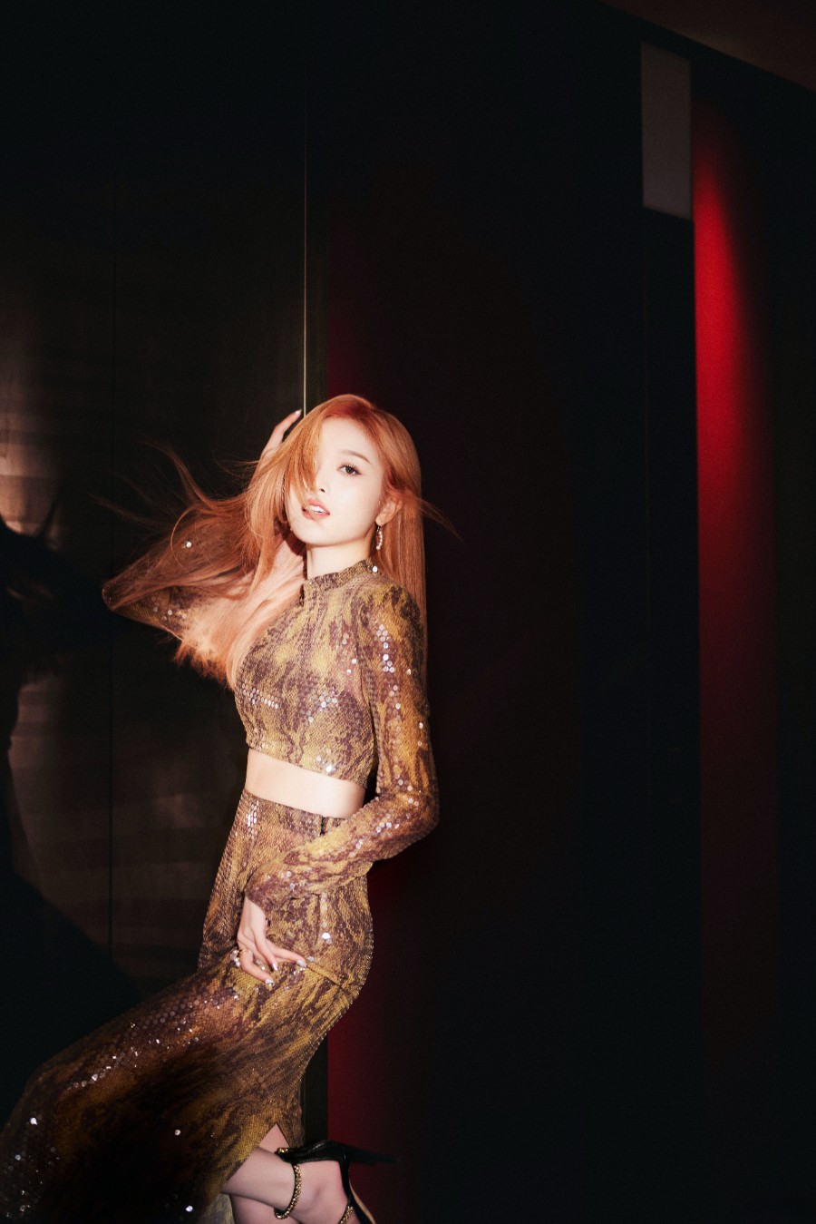 吴宣仪金色魅力释放，亮片露脐套装裙，勾勒完美腰身-第13张图片-风享汇