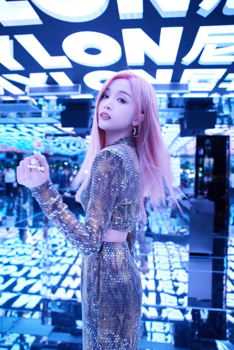 吴宣仪金色魅力释放，亮片露脐套装裙，勾勒完美腰身-第8张图片-风享汇