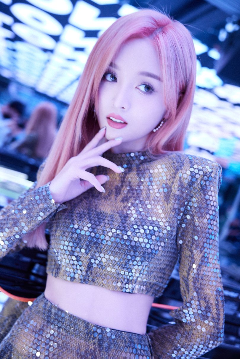 吴宣仪金色魅力释放，亮片露脐套装裙，勾勒完美腰身-第7张图片-风享汇