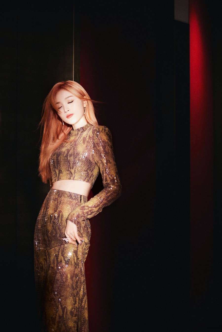 吴宣仪金色魅力释放，亮片露脐套装裙，勾勒完美腰身-第12张图片-风享汇
