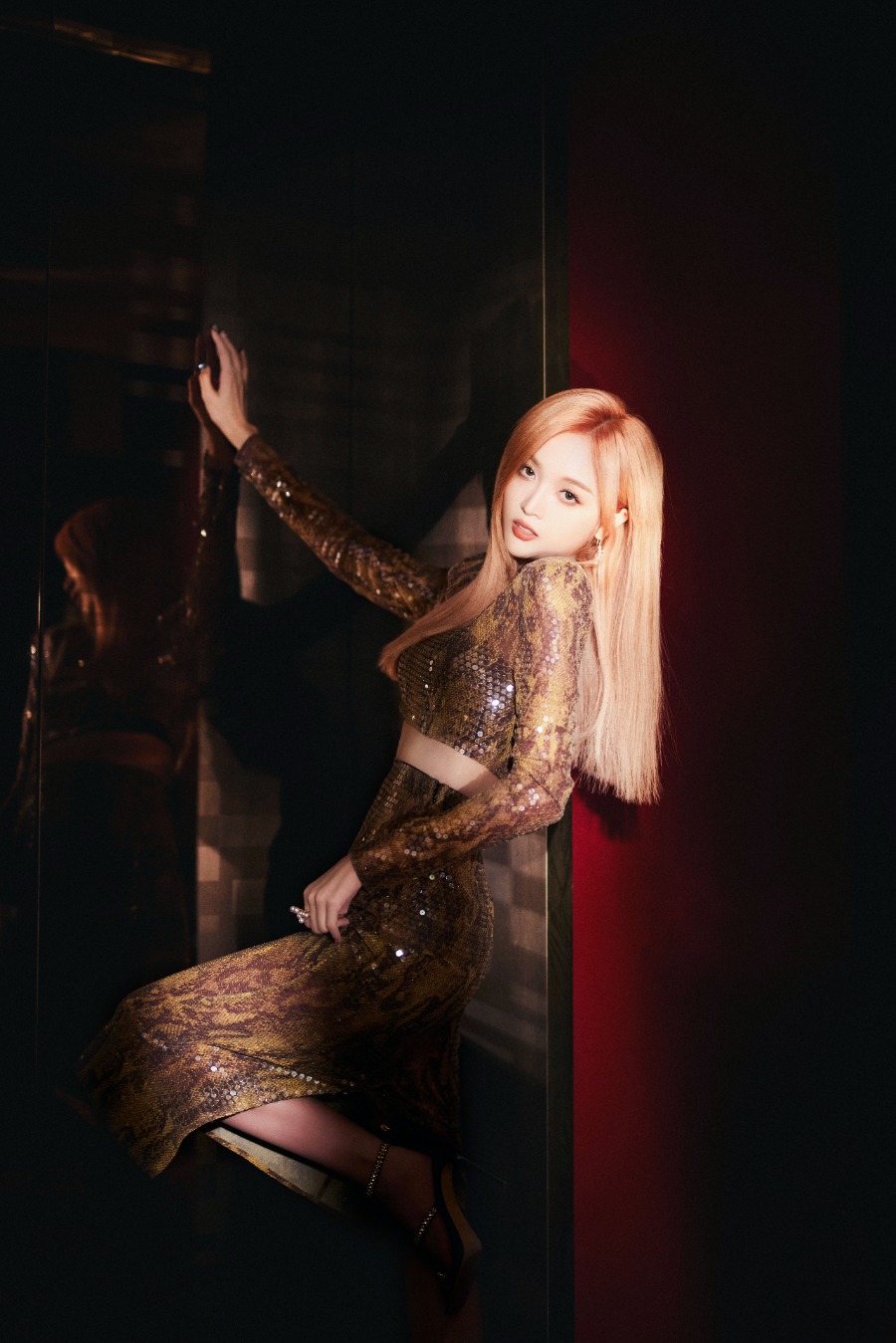 吴宣仪金色魅力释放，亮片露脐套装裙，勾勒完美腰身-第10张图片-风享汇