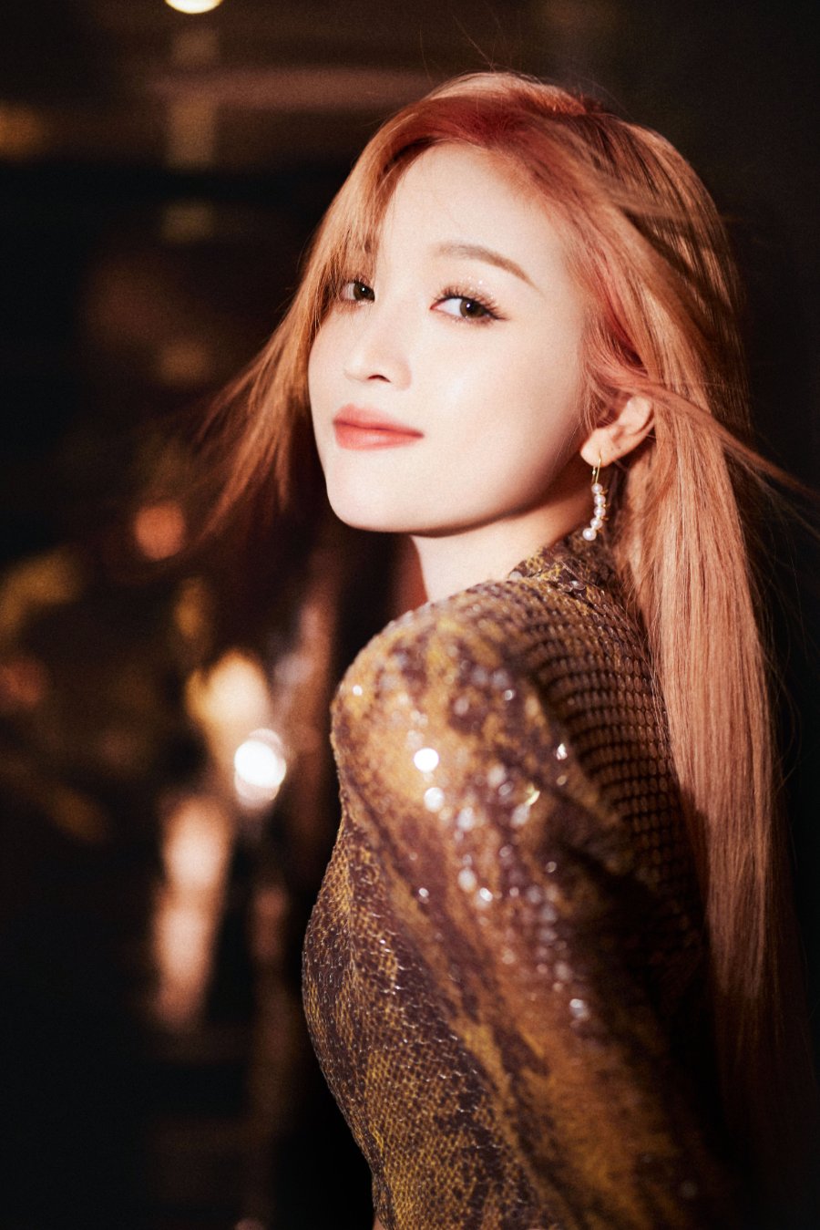 吴宣仪金色魅力释放，亮片露脐套装裙，勾勒完美腰身-第6张图片-风享汇