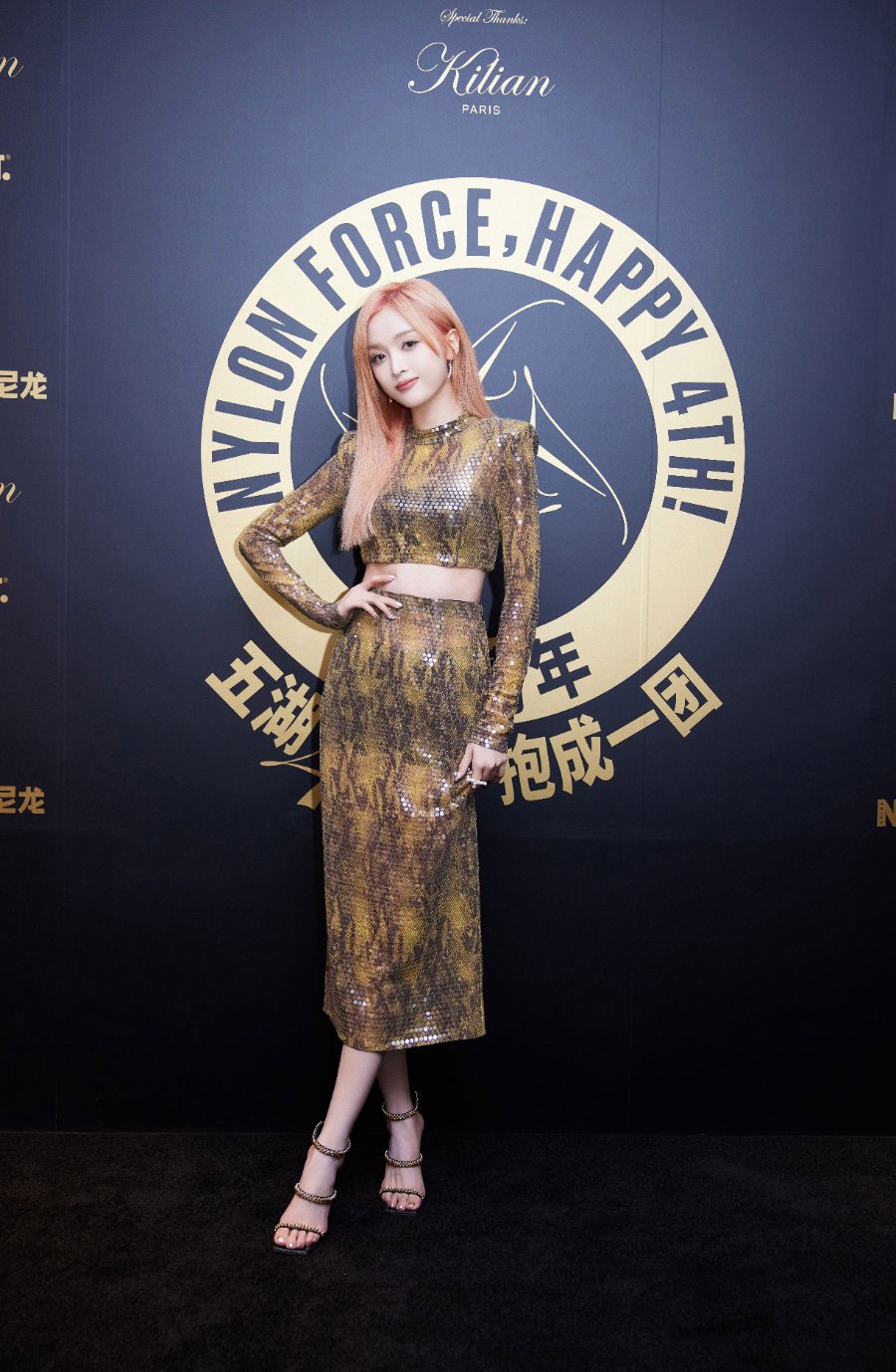 吴宣仪金色魅力释放，亮片露脐套装裙，勾勒完美腰身-第16张图片-风享汇