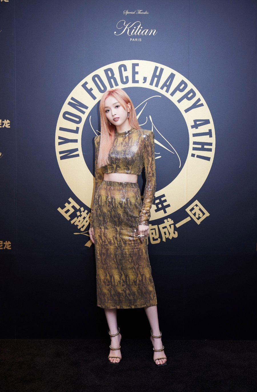 吴宣仪金色魅力释放，亮片露脐套装裙，勾勒完美腰身-第18张图片-风享汇